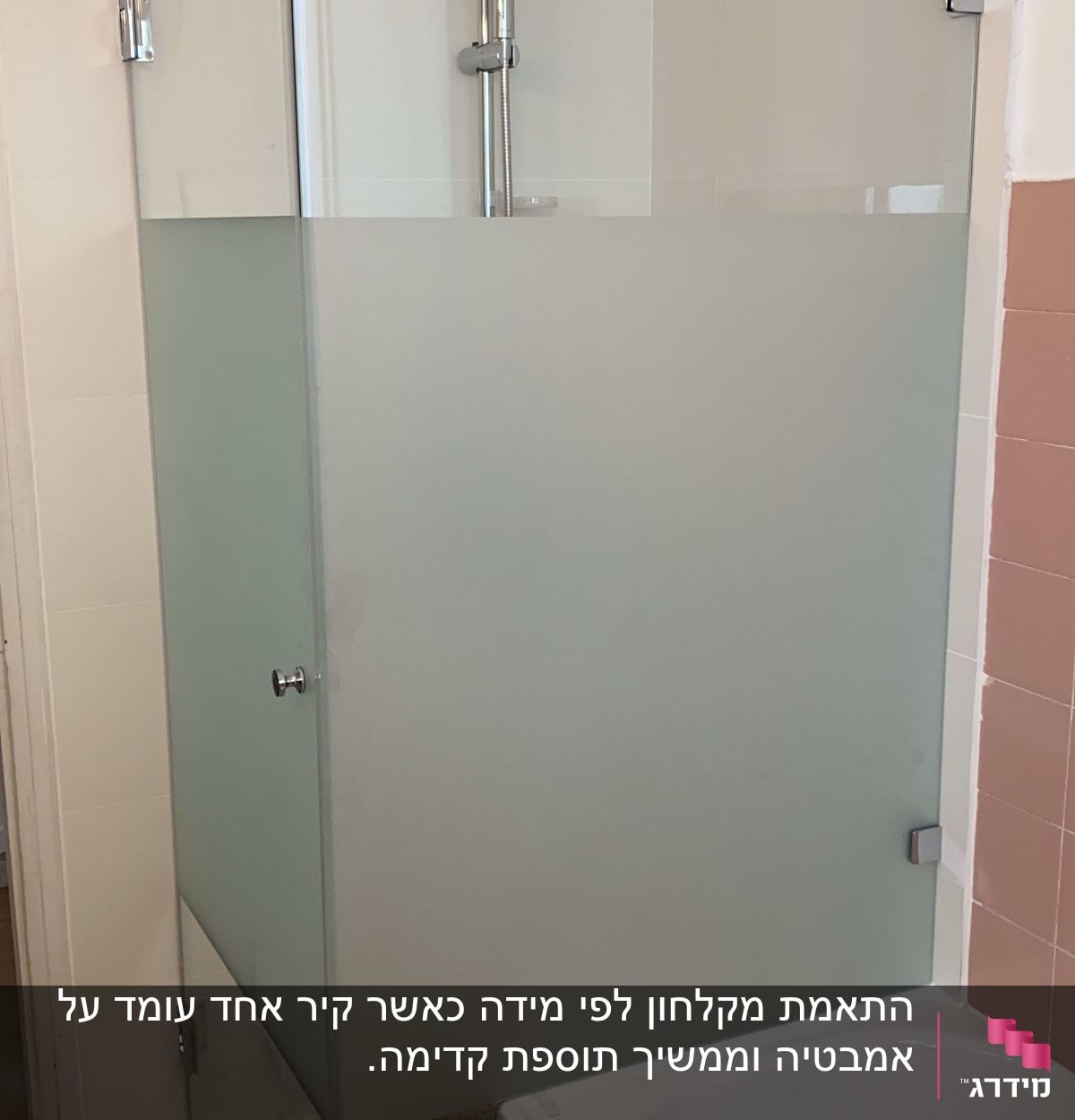 מקלחון זכוכית עם ראש מקלחת מתכתי
